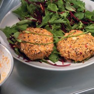 Бургеры из моркови, подсолнечных семян и кунжута с зеленым салатом и свеклой