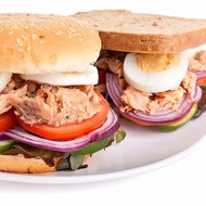 Бургеры из тунца с травяным майонезом