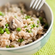Бурый рис с грибами и зеленым горошком