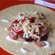 Буррито с колбасой для завтрака