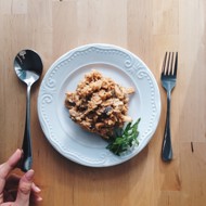 Бурый рис с шампиньонами и сметаной