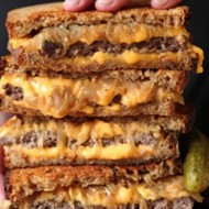 Бутерброд из говядины с расплавленным сыром