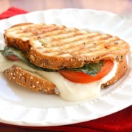 Бутерброд «Капрезе с соусом»