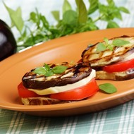 Бутерброд с баклажаном и моцареллой