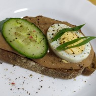 Бутерброд с икрой трески, яйцом и свежим огурцом