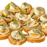 Бутерброд с рубленой килькой и яйцом