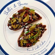 Бутерброд с вялеными помидорами