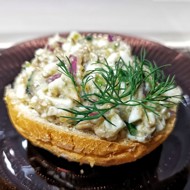 Бутерброд с яично-шпротной намазкой