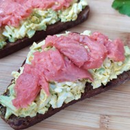 Бутерброд с яйцом, авокадо и красной рыбой