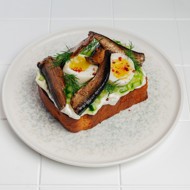 Бутерброд со шпротами и сливочным муссом