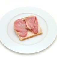 Бутерброды с копченой корейкой под хреном