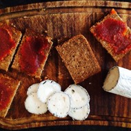 Бутерброды с мармеладом из айвы и козьим сыром