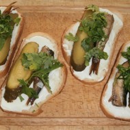 Бутерброды со шпротами и соленым огурцом