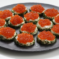 Бутерброды с икрой, укропом и сметаной