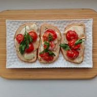 Бутерброды с печеными черри и сыром камамбер