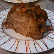 Буженина с чесноком, морковью и травами