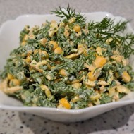 Витаминный салат с яйцами, зеленью и сметаной