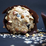 Цельнозерновые маффины с овсяными хлопьями, черносливом и миндалем