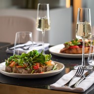 Цельнозерновой тост со слабосоленым лососем и водорослями чука