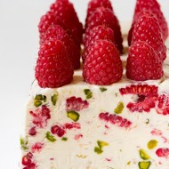 Cемифреддо с малиной и фисташками