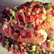 Цесарка. фаршированная творожным сыром и беконом