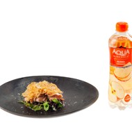 Цесарка с черным рисом и яблочным соусом