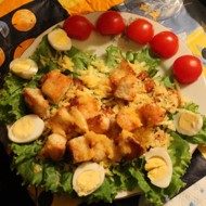 «Цезарь» с креветками, сыром, грецкими орехами и гренками