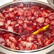 Чатни из ревеня с клюквой и красным луком