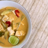 Чайот в пряном кокосовом соусе с тофу