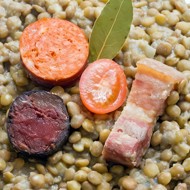 Чечевица с беконом и колбасками