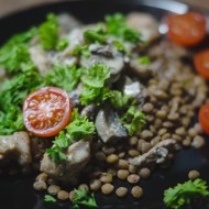 Чечевица с курицей и грибами, тушеными в сливках