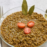 Чечевица с маслом, томатом и луком