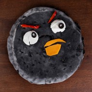 Черная пицца c фаршированными помидорами, рукколой и соусом из тунца