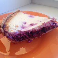 Чернично-сметанный пирог на цельнозерновом корже