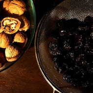 Чернослив, фаршированный грецким орехом, в сметанном соусе