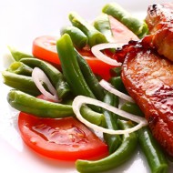 Чесночная зеленая фасоль с томатами и зеленью