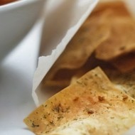 Чесночные чипсы из лаваша