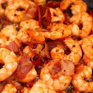 Чесночные креветки с ветчиной и красными перцами по-испански