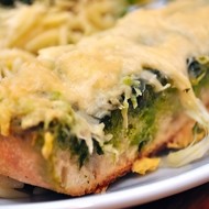 Чесночный хлеб со сливочным маслом и базиликом