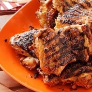 Чесночно-имбирные куриные бедрышки на гриле