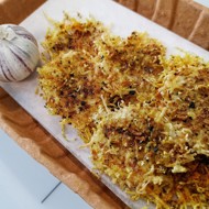 Чесночно-луковые сырные чипсы