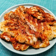 Чесночный халуми с травами на сковороде гриль