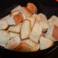 Чесночные крутоны из белого батона