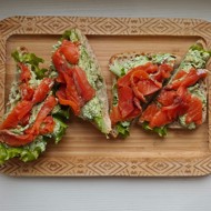 Чиабатта с красной рыбой и авокадо