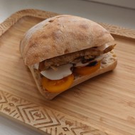 Чиабатта с курицей, моцареллой и помидорами