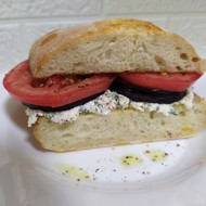 Чиабатта с творожным сыром, баклажанами и помидором