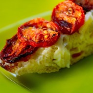 Чиабатта с вялеными томатами, чесноком и петрушкой