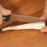 Чипсы из пастернака с трюфельным маслом и пармезаном