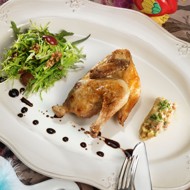 Цыплята с винегретом из утиной печени и салатом