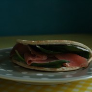 Cэндвич с семгой и шпинатом